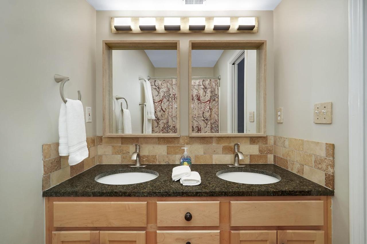Restaurant Row Townhouse 2 King Bedrooms ลุยส์วิลล์ ภายนอก รูปภาพ