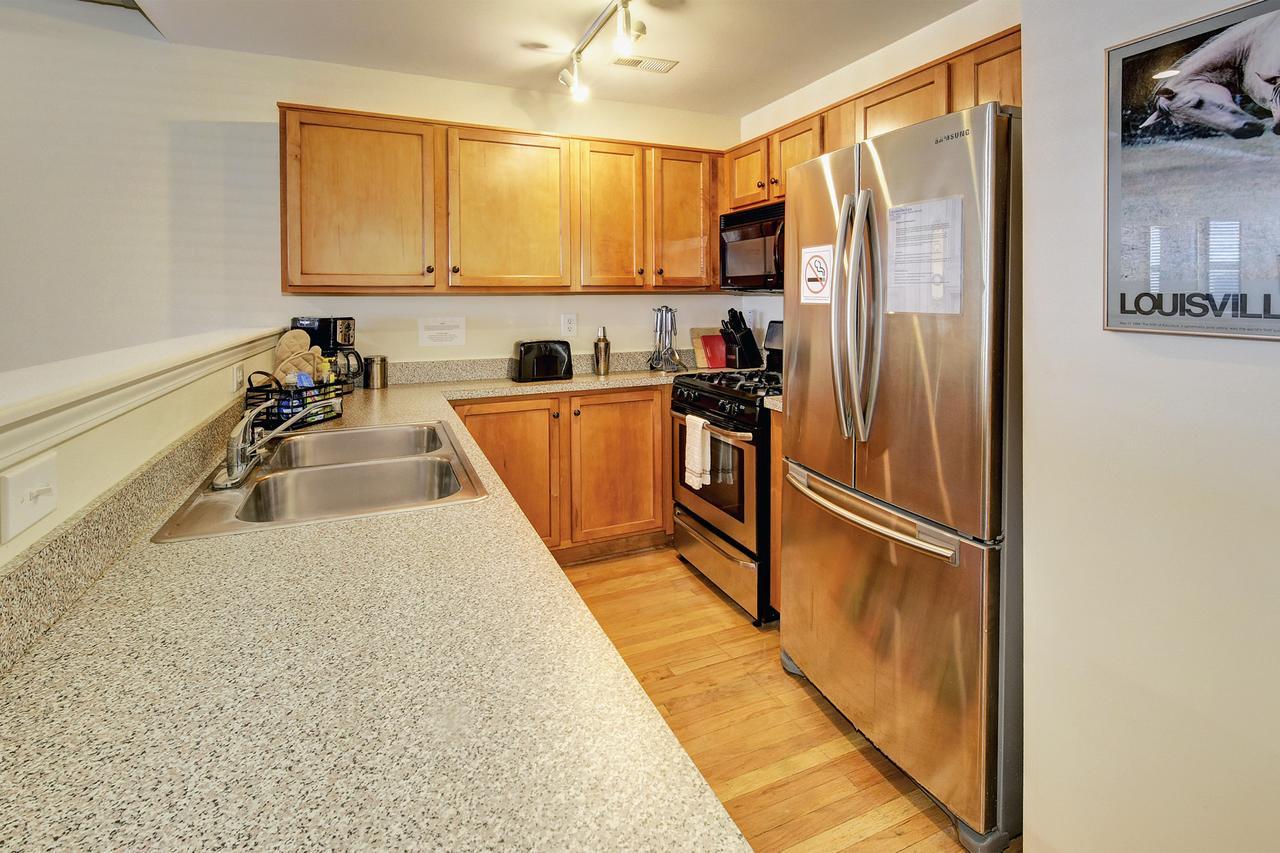 Restaurant Row Townhouse 2 King Bedrooms ลุยส์วิลล์ ภายนอก รูปภาพ