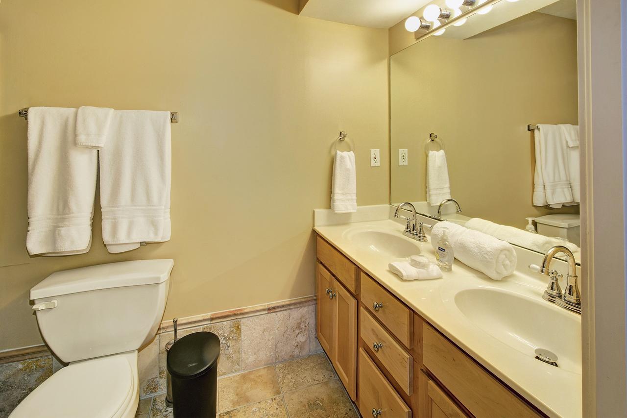 Restaurant Row Townhouse 2 King Bedrooms ลุยส์วิลล์ ภายนอก รูปภาพ